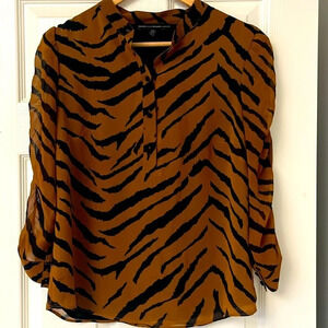 WHITE HOUSE BLACK MARKET Petite TIGER-PRINT RUCHED-SLEEVE BLOUSE size S